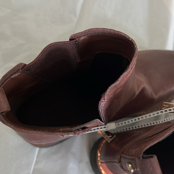 Naturalizer Darry Water-Repellent Leather Lightweight Lug Sole Chelsea Booties - Picture 7 of 13